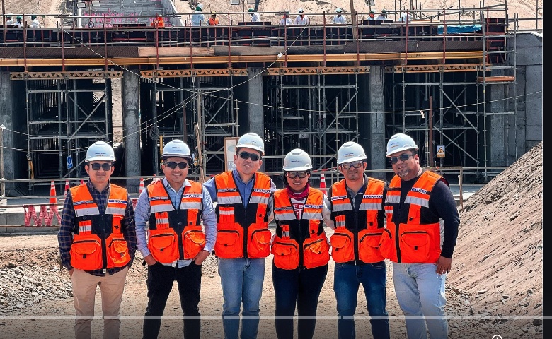 Ingenieros y personal en obra J3K
